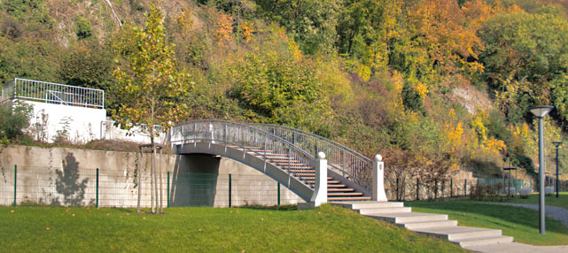 Fußwegbrücke über den Gewerbekanal zum Schlossberg